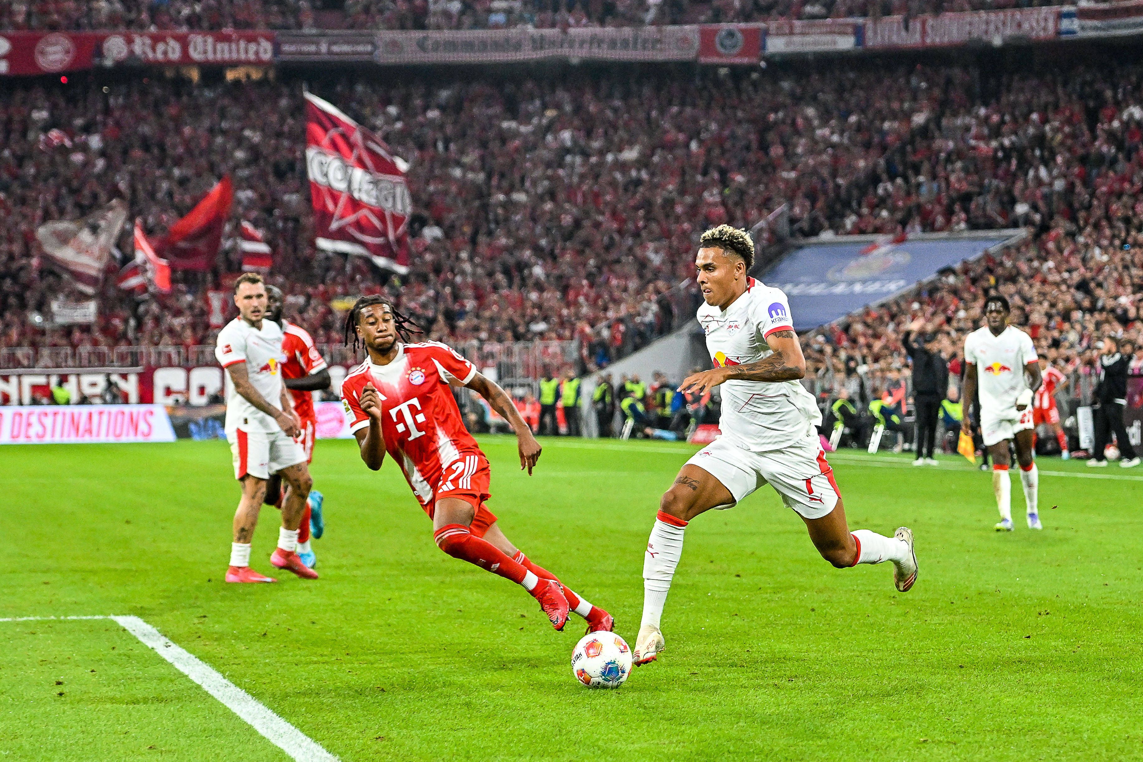 Antonio Nusa diante do Bayern
