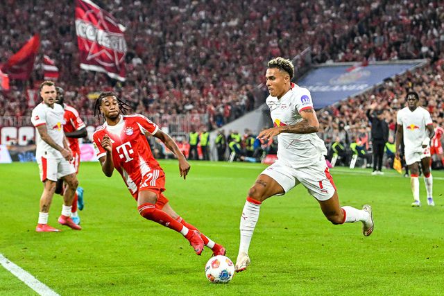 Antonio Nusa diante do Bayern