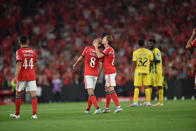 Prestianni de cabeça para baixo e um beijinho: a reação dos jogadores do Benfica ao triunfo sobre o Tondela
