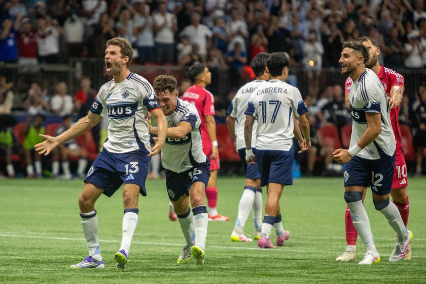 Festa de Thomas Muller ao ser decisivo para o Vancouver Whitecaps