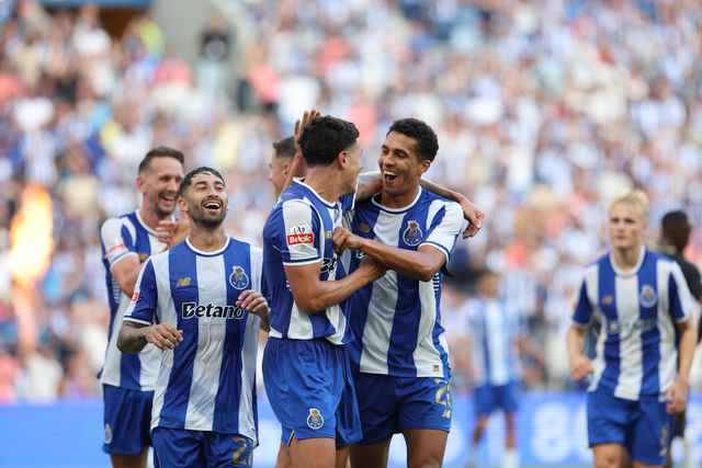 Jovem lateral-direito muito felicitado após o tento que apontou na goleada imposta aos gansos (Foto: Catarina Morais/Kapta+)