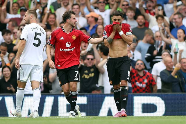 Bruno Fernandes frustrado e consolado por Mount