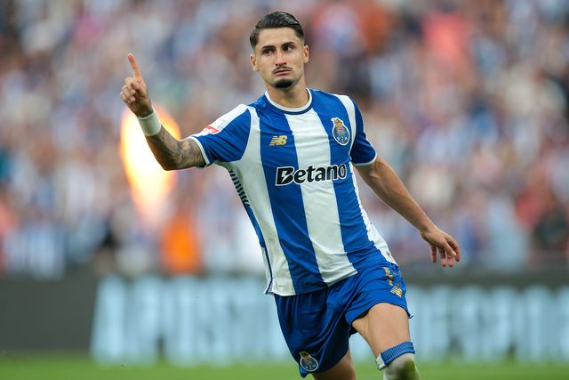 Camisola 17 dos azuis e brancos foi a grande figura da goleada diante dos casapianos (Foto: Manuel Fernando Araújo/LUSA)