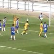 Vídeo: segundo autogolo no FC Porto B-Farense é de levar as mãos à cabeça 