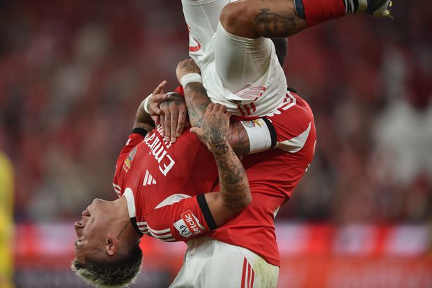 Otamendi festeja com Prestianni (Miguel Nunes)