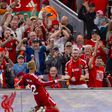 Hugo Ekitike festeja o golo junto aos adeptos em Anfield, na primeira jornada da Premier League, no jogo frente ao Bournemouth.