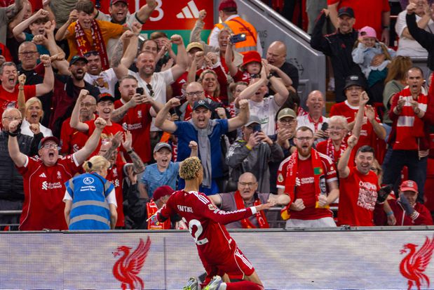 Hugo Ekitike festeja o golo junto aos adeptos em Anfield, na primeira jornada da Premier League, no jogo frente ao Bournemouth.