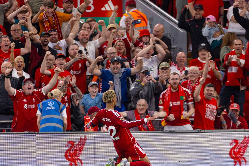 Hugo Ekitike festeja o golo junto aos adeptos em Anfield, na primeira jornada da Premier League, no jogo frente ao Bournemouth.