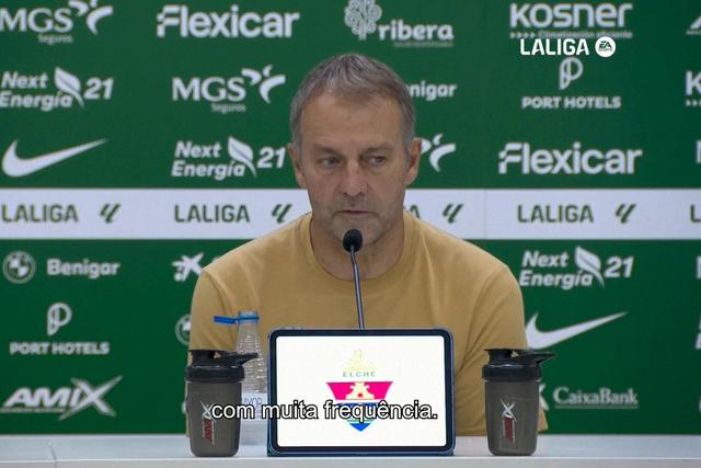 Hansi Flick: «Novo avançado para o Barcelona? Eu e o Deco costumamos falar...»