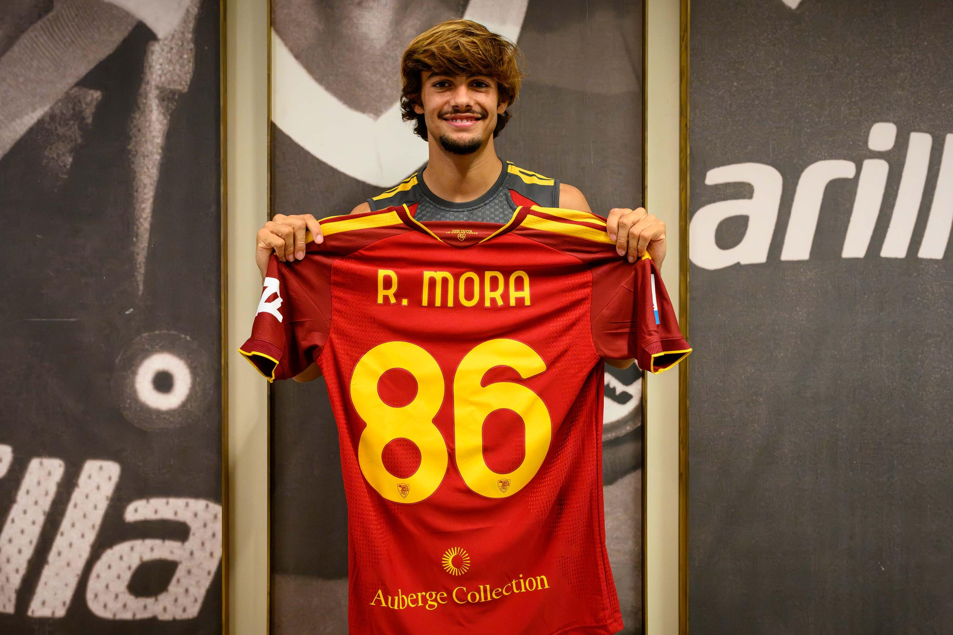 Rodrigo Mora, médio criativo de 19 anos, deixou o FC Porto e assinou pela Roma - Foto: AS ROMA/X