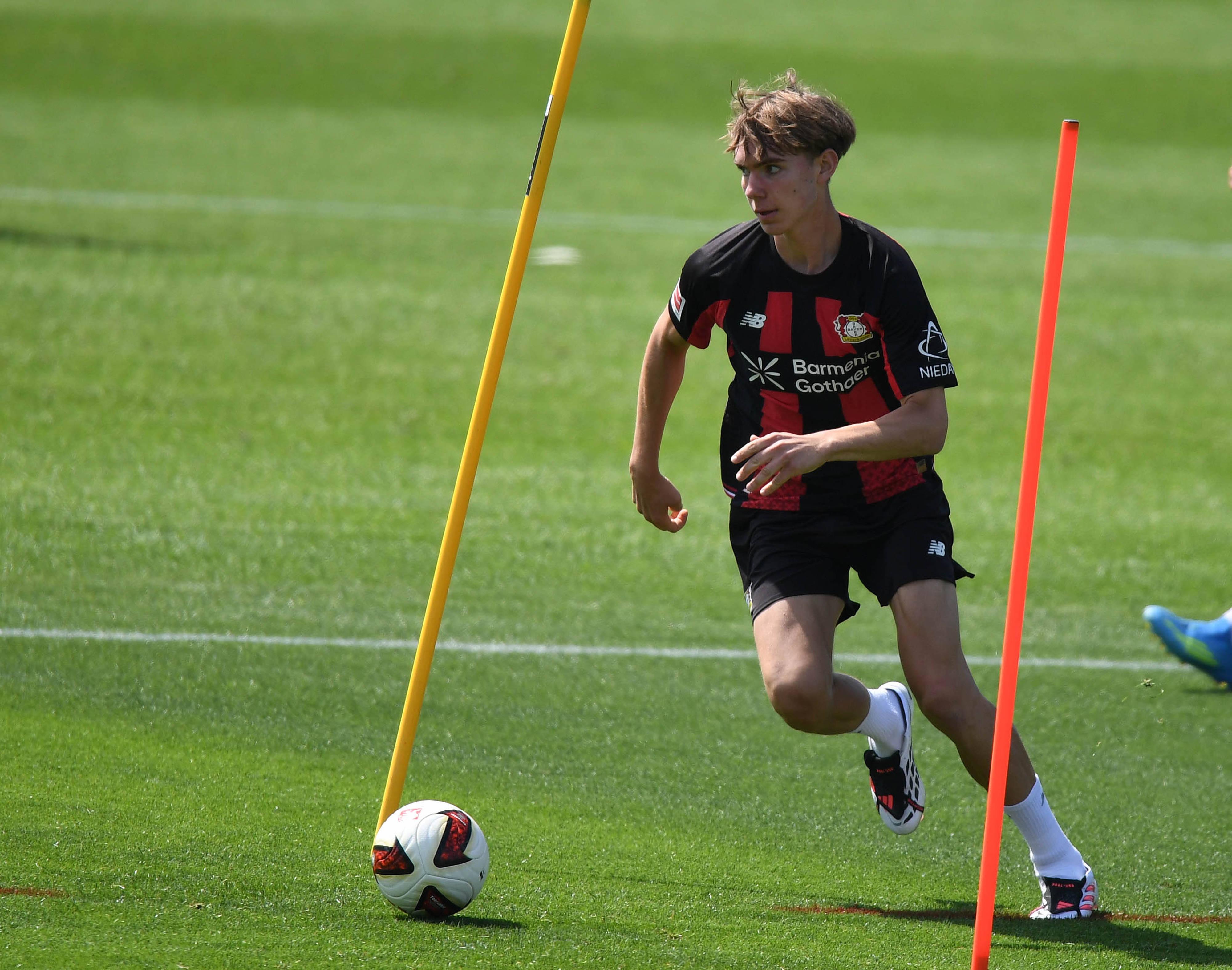 Kennet Eichhorn, médio-defensivo alemão de 17 anos, foi contratado pelo Bayer Leverkusen ao Hertha por 9 milhões de euros, mas já tem um valor de mercado de €20 M segundo o Transfermarkt - Foto: Imago