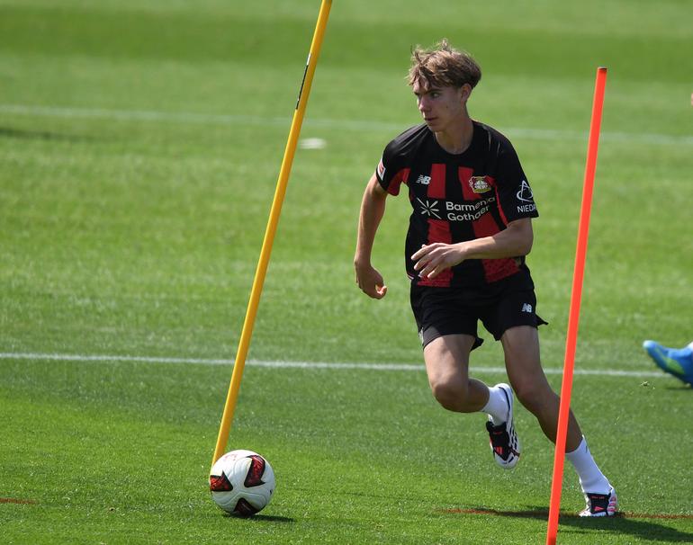 Kennet Eichhorn, médio-defensivo alemão de 17 anos, foi contratado pelo Bayer Leverkusen ao Hertha por 9 milhões de euros, mas já tem um valor de mercado de €20 M segundo o Transfermarkt - Foto: Imago