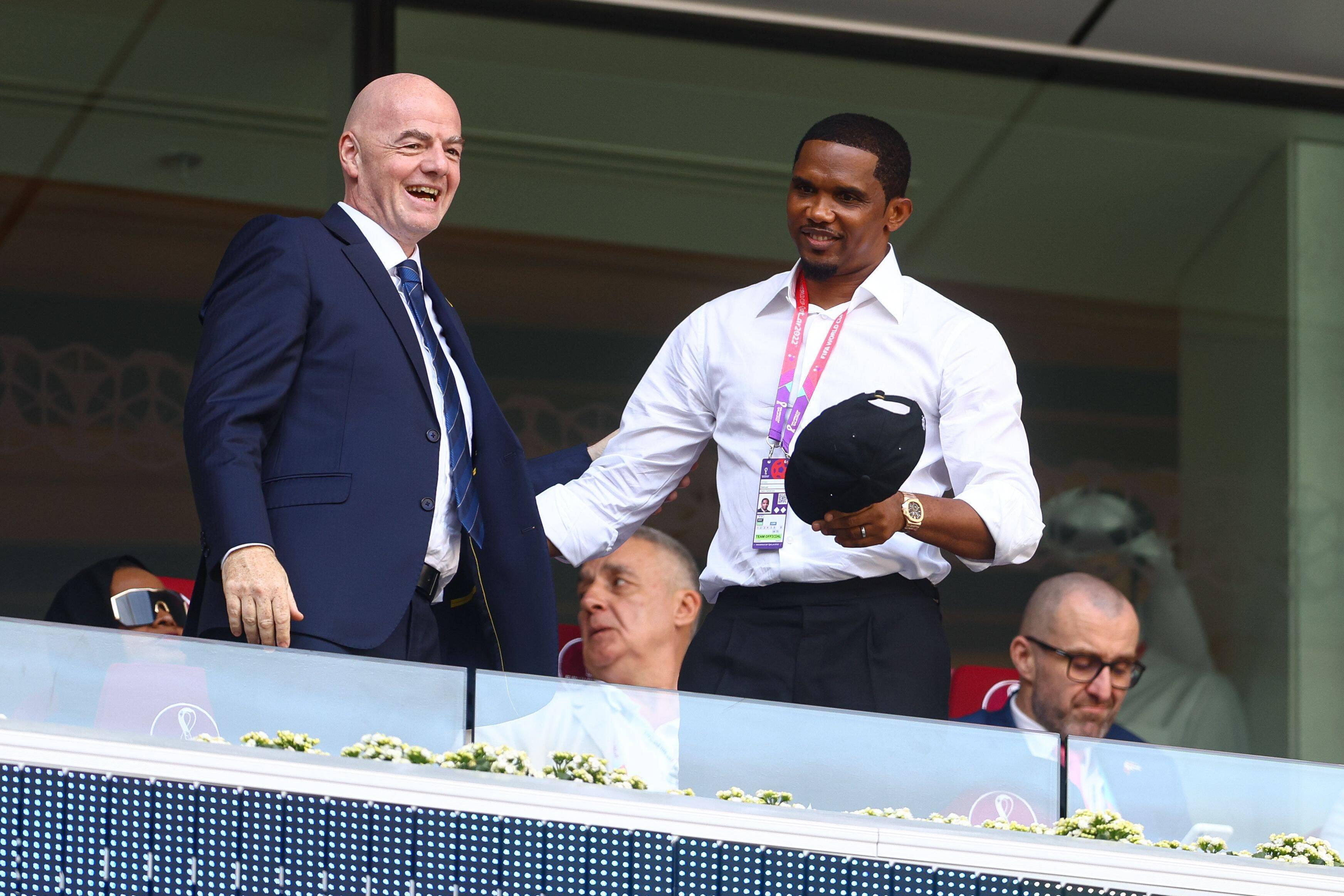 Gianni Infantino às gargalhadas com Samuel Eto'o