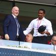 Gianni Infantino às gargalhadas com Samuel Eto'o