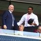 Gianni Infantino às gargalhadas com Samuel Eto'o