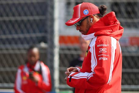 Lewis Hamilton frustrado com a passividade da Ferrari nas ordens para a pista