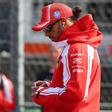 Lewis Hamilton frustrado com a passividade da Ferrari nas ordens para a pista