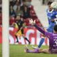Gil Martins apontou um dos golos da jornada (e, quiçá, do campeonato), ao picar a bola por cima de André Gomes. Estreou-se a marcar na Liga - Foto: HUGO DELGADO/LUSA