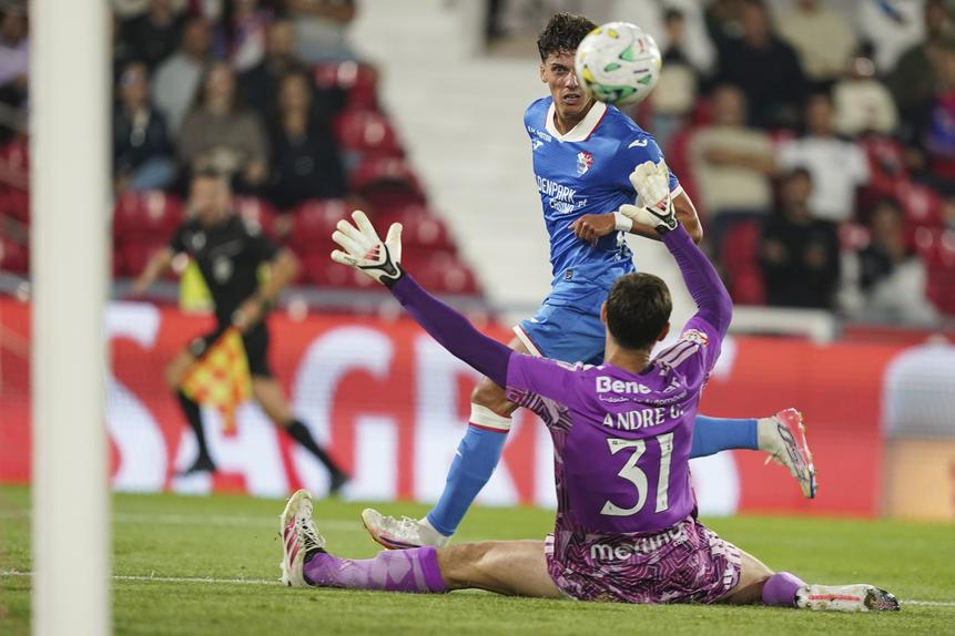Gil Martins apontou um dos golos da jornada (e, quiçá, do campeonato), ao picar a bola por cima de André Gomes. Estreou-se a marcar na Liga - Foto: HUGO DELGADO/LUSA