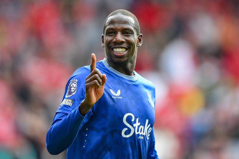 Abdoulaye Doucouré, médio francês ex-NEOM. Valor de mercado: 4 milhões de euros (menos 1 milhão)