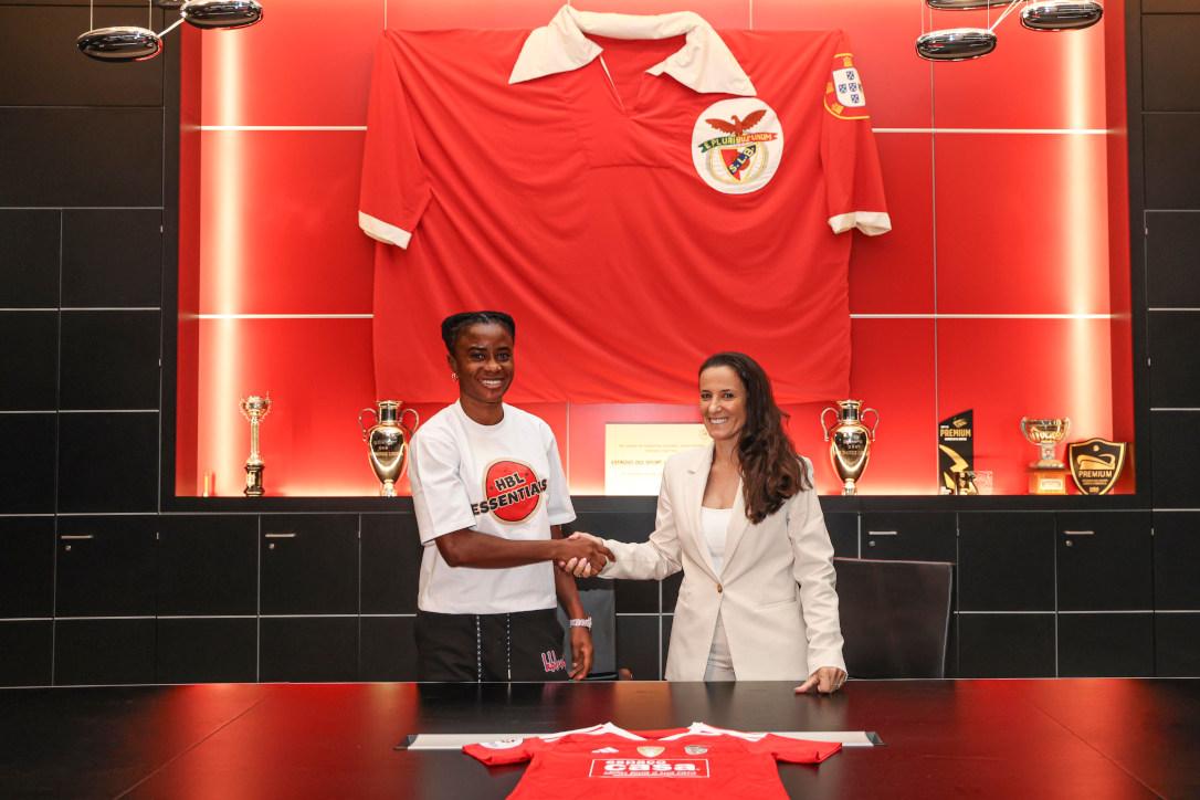 Demehin, defesa-central do Benfica, com Mónica Jorge, diretora geral das águias para o futebol feminino (SL Benfica)