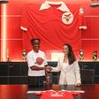 Demehin, defesa-central do Benfica, com Mónica Jorge, diretora geral das águias para o futebol feminino (SL Benfica)