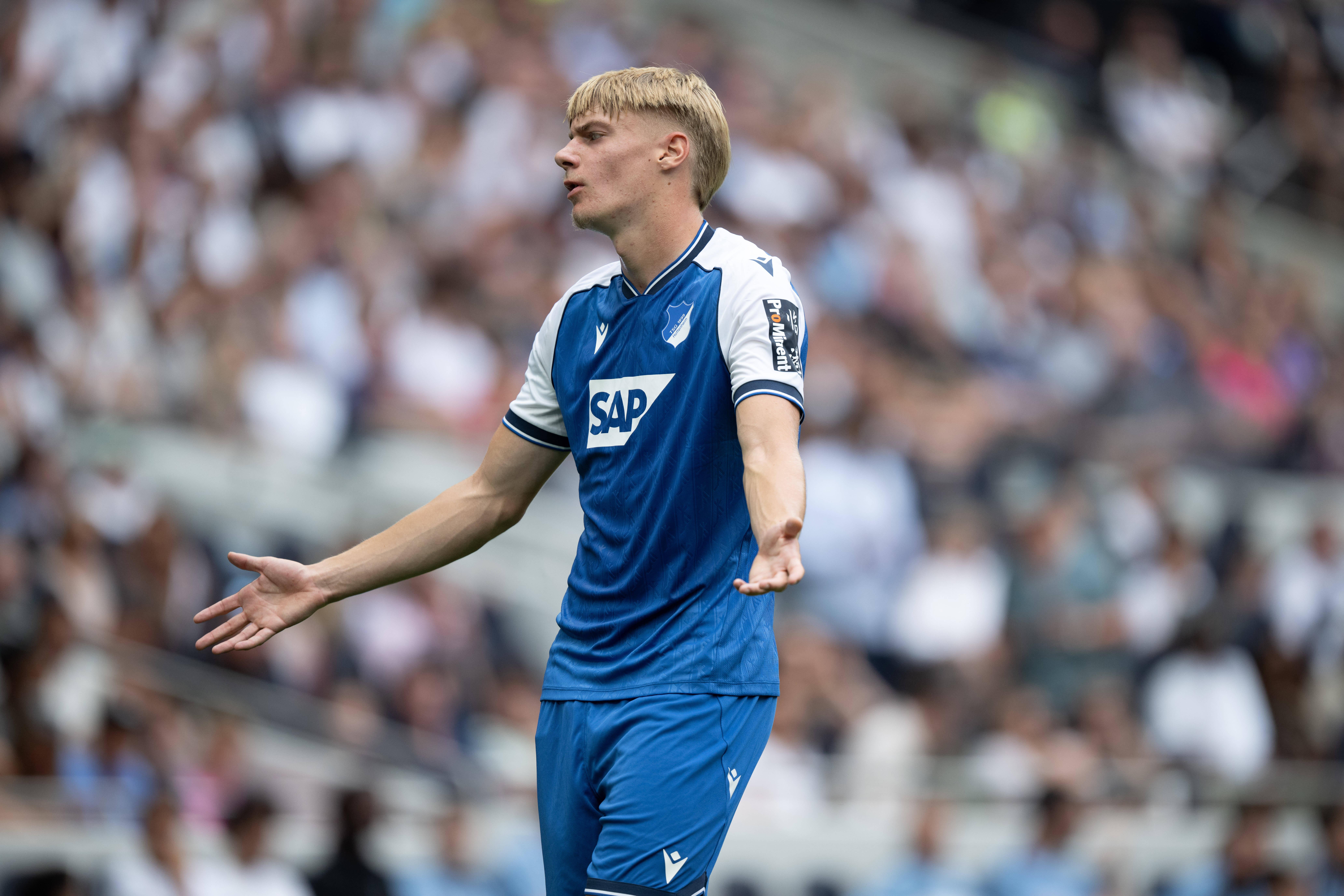Nathan De Cat, central belga de 18 anos, foi contratado pelo Hoffenheim por 18,5 milhões de euros ao Anderlecht, clube de formação, e já soma uma internacionalização pela Bélgica, mas falhou o Mundial 2026 - Foto: Imago