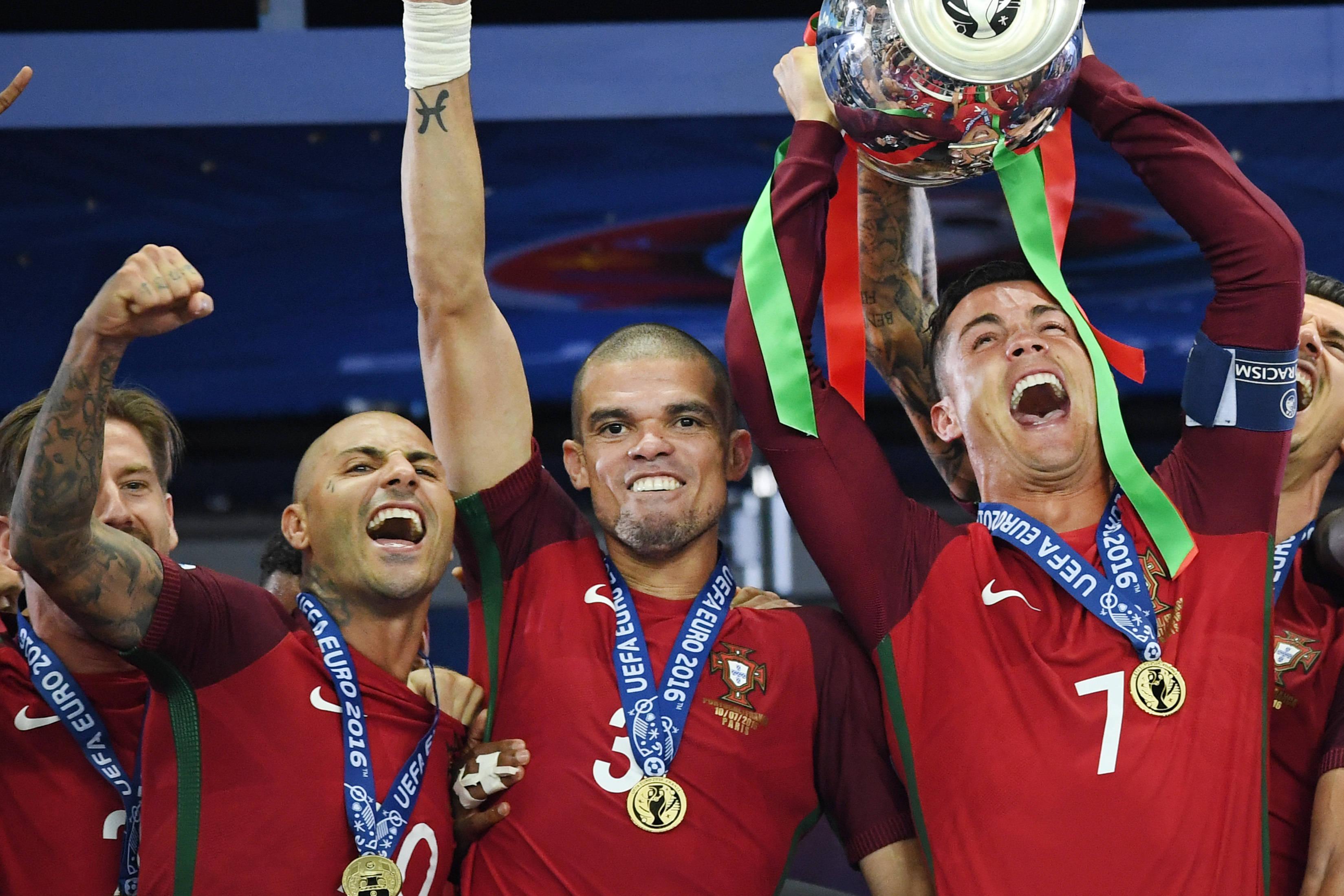 Pepe ao lado de Cristiano Ronaldo e Ricardo Quaresma na conquista do Euro 2016 por Portugal
