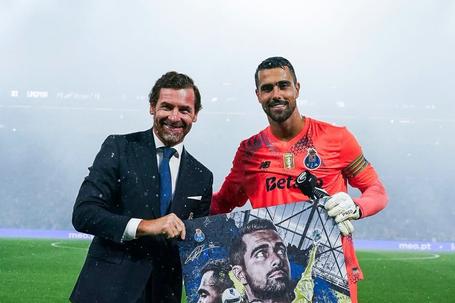 Diogo Costa foi homenageado no Dragão — Foto: FC Porto