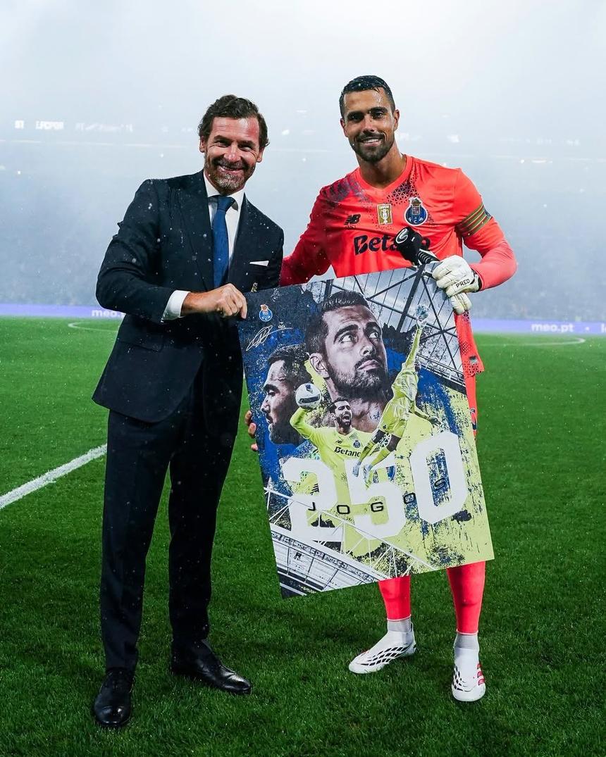 Diogo Costa foi homenageado no Dragão — Foto: FC Porto