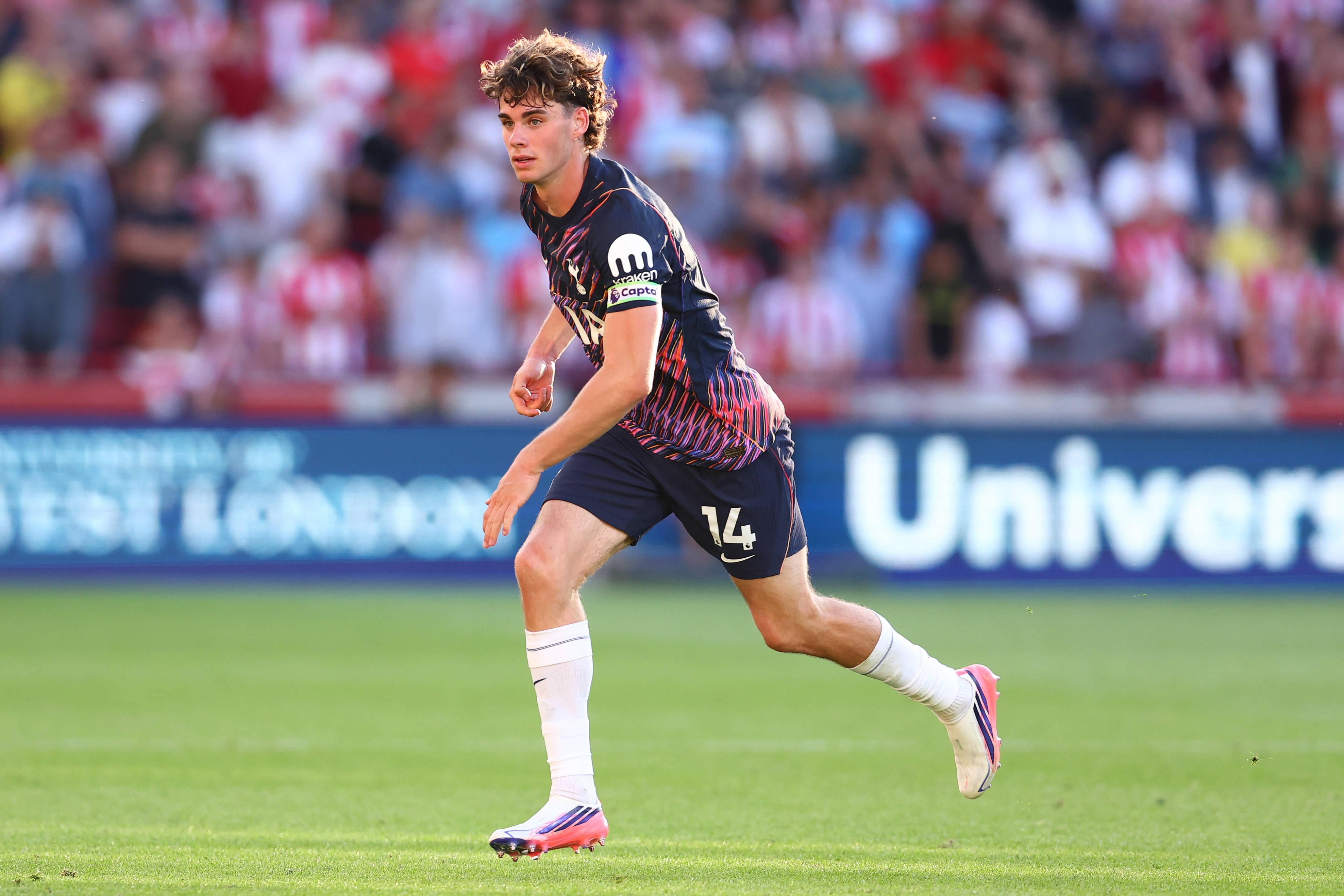 Archie Gray é um faz tudo no Tottenham (central, lateral e médio-defensivo) e, aos 20 anos, já é um dos capitães, tendo usado a braçadeira no primeiro jogo como titular - Foto: Imago