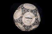 A bola do Argentina-Inglaterra em que Maradona marcou o golo conhecido como 'mão de Deus'