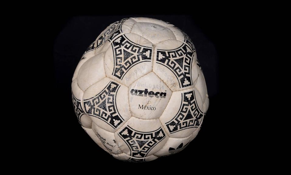 A bola do Argentina-Inglaterra em que Maradona marcou o golo conhecido como 'mão de Deus'