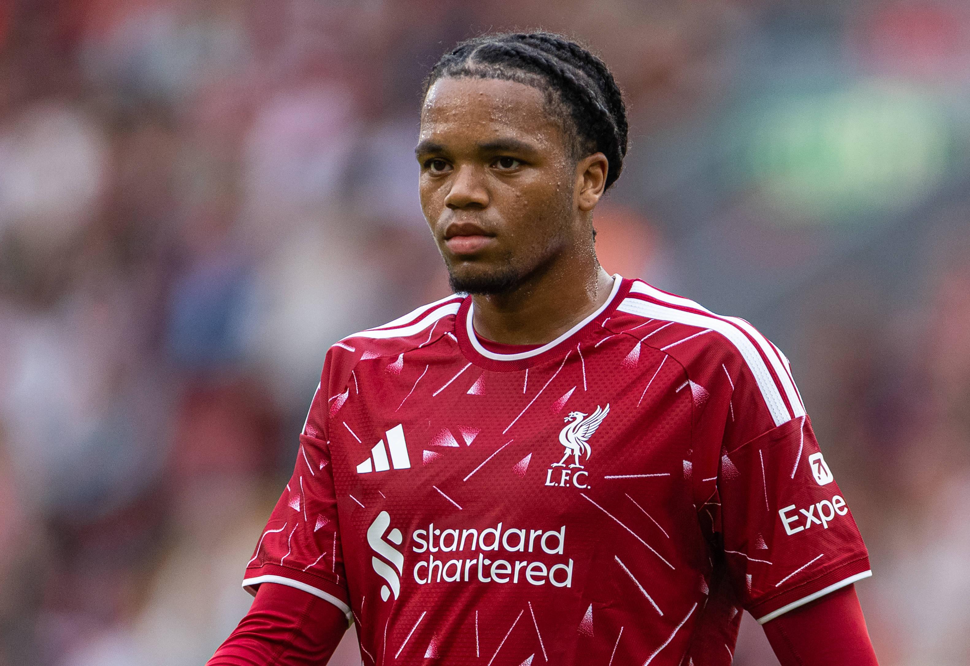 Rio Ngumoha, extremo de 17 anos, mostrou sinais muito positivos em 2025/26 pelo Liverpool, especialmente na reta final, e pode ganhar espaço com a saída de Salah, embora se fale na vinda de Barcola - Foto: Imago