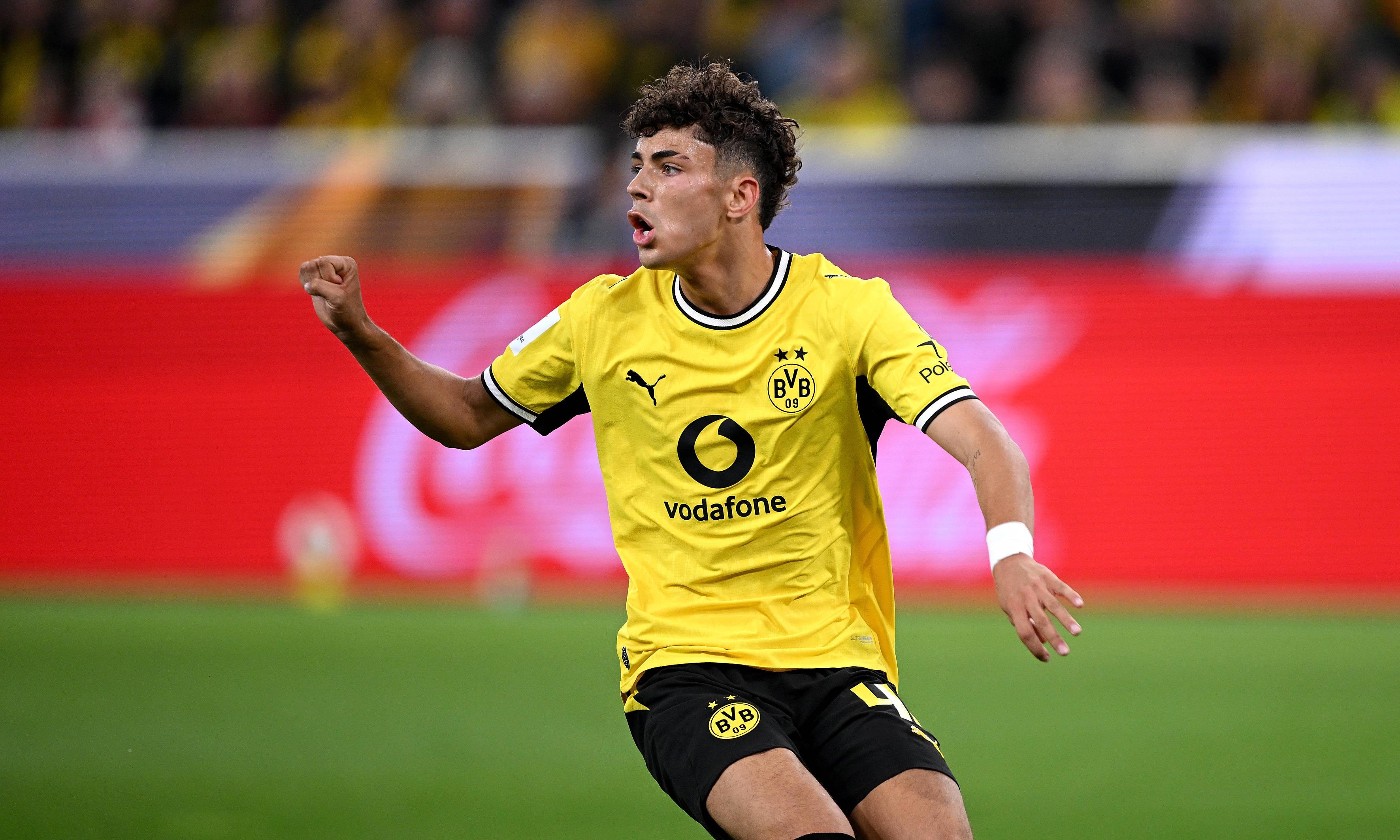 Samuele Inácio, avançado italiano de 18 anos, iniciou a formação na Atalanta, completou-a no Dortmund e esta época chegou à equipa principal. Em janeiro deste ano ainda estava nos sub-19 dos alemães - Foto: Imago