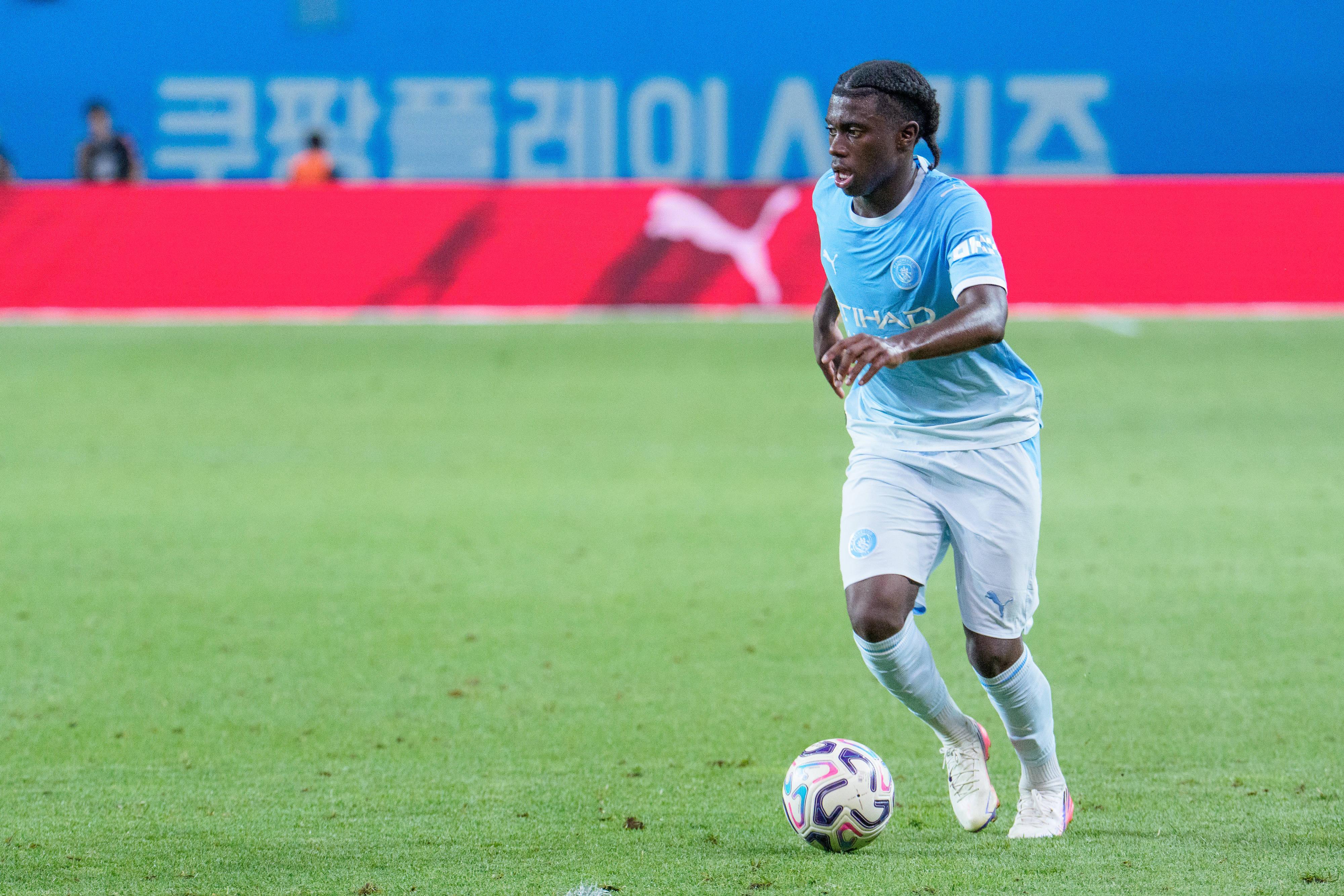 Jeremy Monga, extremo de 17 anos do Manchester City foi contratado ao Leicester por 15 milhões de euros, e fez história na Premier pelo ex-clube aos 15 anos - Foto: Imago