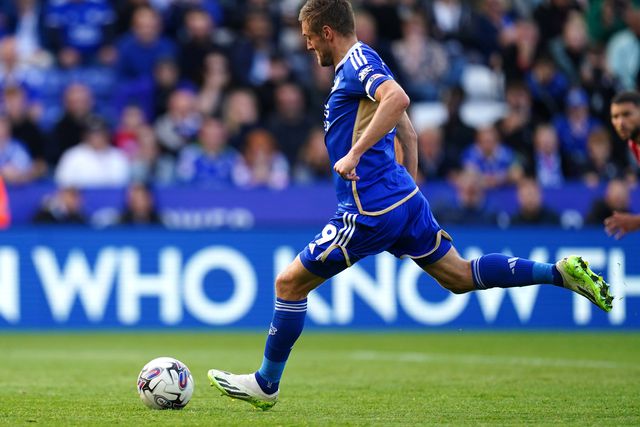 Vardy marcou e correu o campo inteiro para ir festejar… em frente dos adeptos adversários