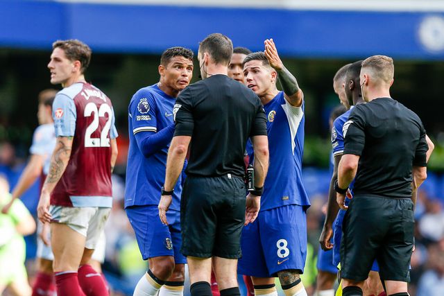 Chelsea volta a perder, Brighton sobe ao terceiro lugar