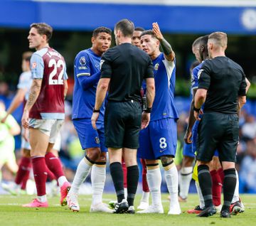 Chelsea volta a perder, Brighton sobe ao terceiro lugar