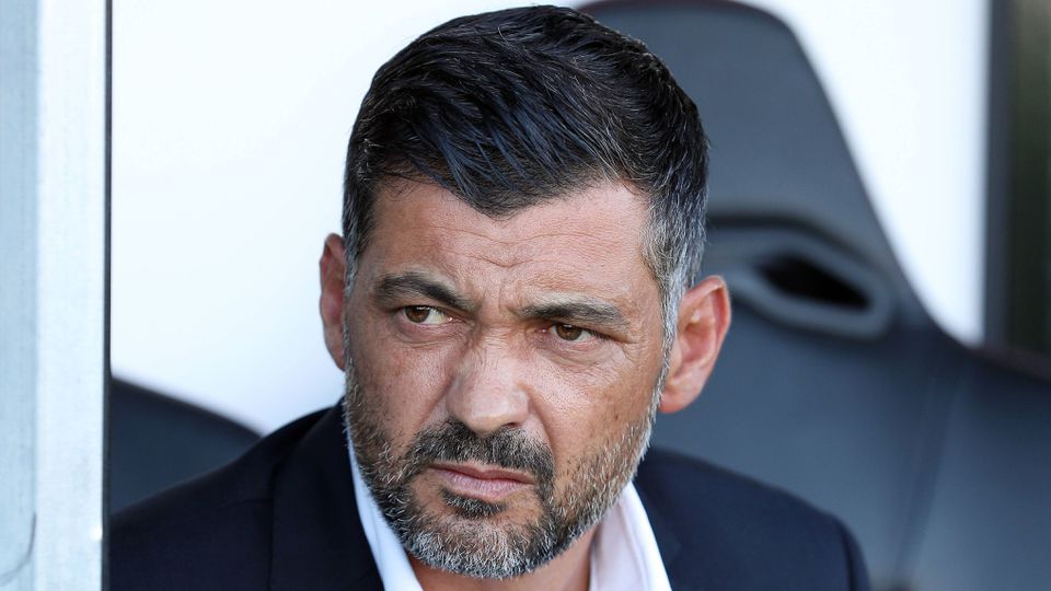 Vídeo: Sérgio Conceição conversa com adeptos à porta do Olival
