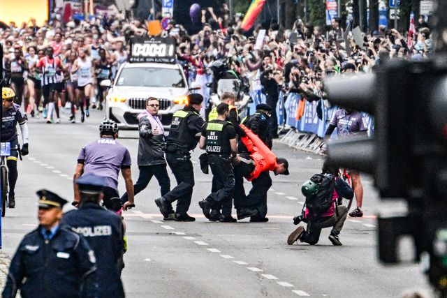 Recorde mundial feminino batido na maratona de Berlim com protesto pelo meio