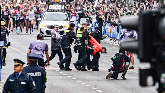 Recorde mundial feminino batido na maratona de Berlim com protesto pelo meio