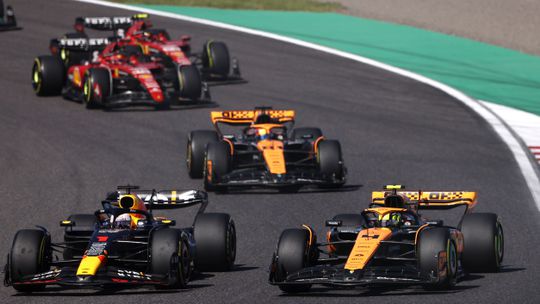 Verstappen vence em Suzuka, Red Bull campeã mundial de construtores