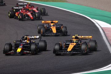 Verstappen vence em Suzuka, Red Bull campeã mundial de construtores