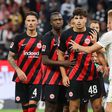 Aurélio Buta titular no nulo do Eintracht diante do Friburgo