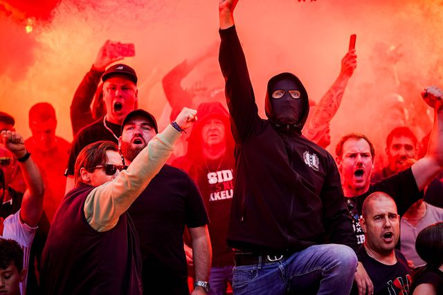 Ajax: adeptos furiosos levaram tumultos para fora do estádio (vídeos)