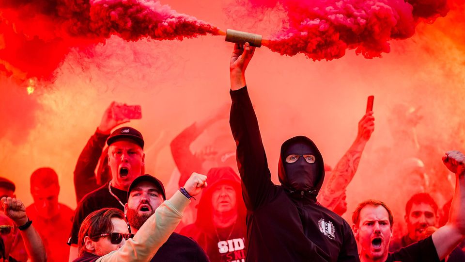 Ajax: adeptos furiosos levaram tumultos para fora do estádio (vídeos)