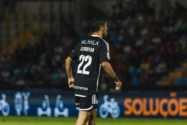 Seis minutos de estreia (e esperança) para Serobyan