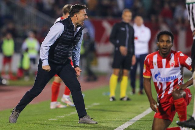 Ultras do Partizan invadem balneário e deixam marcas no treinador