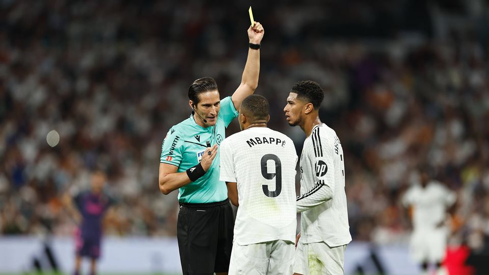 Árbitro do Real Madrid-Espanhol acusou Mbappé de «falta de respeito»